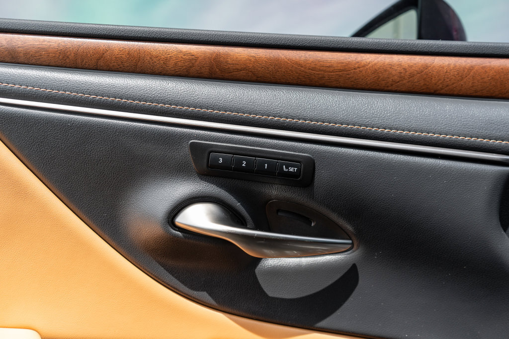 Used 2025 Lexus ES 350 w/ Accessory Package (Z2) FWD image 17