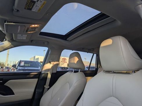 Used 2023 Toyota Highlander XLE image 27