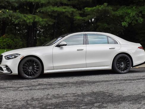 Used 2022 Mercedes-Benz S 500 4MATIC w/ AMG Line Package image 3