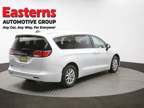 Used 2023 Chrysler Voyager LX image 40
