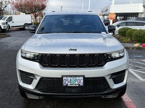 Used 2023 Jeep Grand Cherokee Altitude image 3