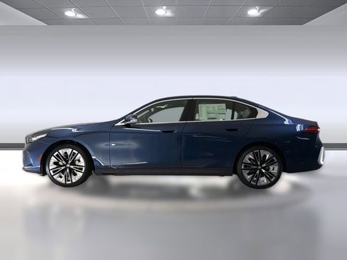 Used 2026 BMW 530i RWD image 2