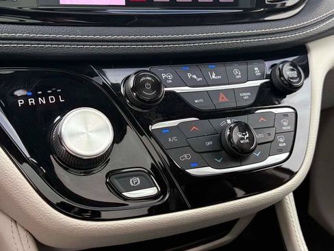 Used 2022 Chrysler Pacifica Limited FWD image 31