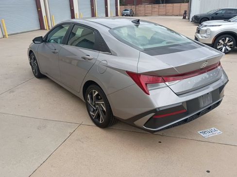Used 2025 Hyundai Elantra SEL FWD image 8