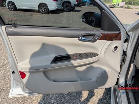 Used 2016 Chevrolet Impala LT FWD image 12