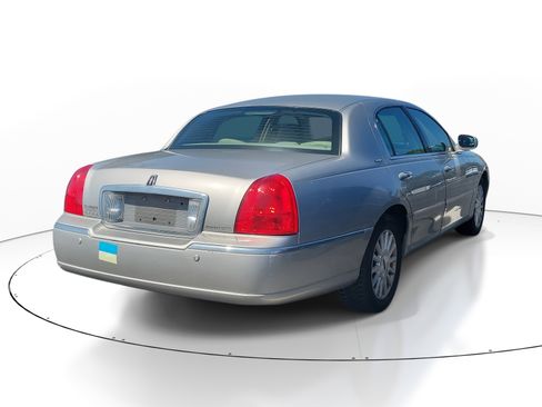 Used 2004 Lincoln Town Car Executive image 6