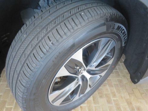 Used 2021 Toyota Highlander XLE FWD image 11