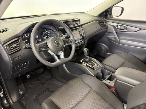 Used 2019 Nissan Rogue SV image 4