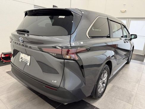 Used 2025 Toyota Sienna LE image 2