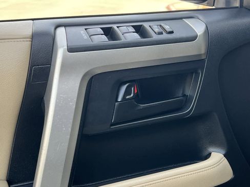 Used 2011 Toyota 4Runner SR5 w/ Convenience Pkg image 13