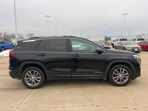 Used 2024 GMC Terrain SLT image 2