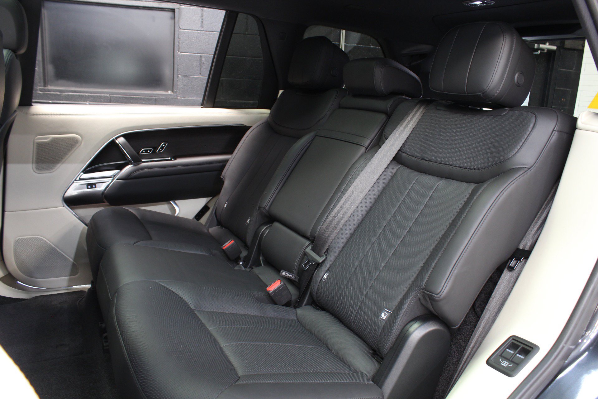 Used 2024 Land Rover Range Rover Long Wheelbase SE AWD/4WD image 37