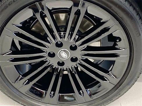 Used 2025 Land Rover Range Rover Long Wheelbase SE image 18