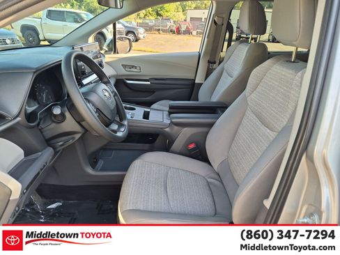 Used 2022 Toyota Sienna LE AWD/4WD image 14