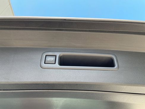 Used 2025 Toyota Highlander XLE image 12