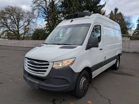 Used 2019 Freightliner Sprinter 2500 RWD image 3
