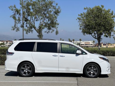 Used 2015 Toyota Sienna SE Premium image 3