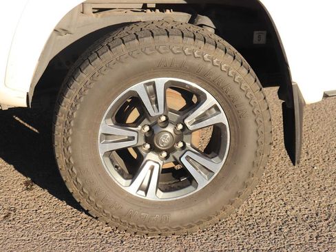 Used 2017 Toyota Tacoma TRD Sport w/ Tow Package (A/T) AWD/4WD image 9