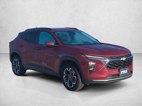 Used 2025 Chevrolet Trax LT image 3