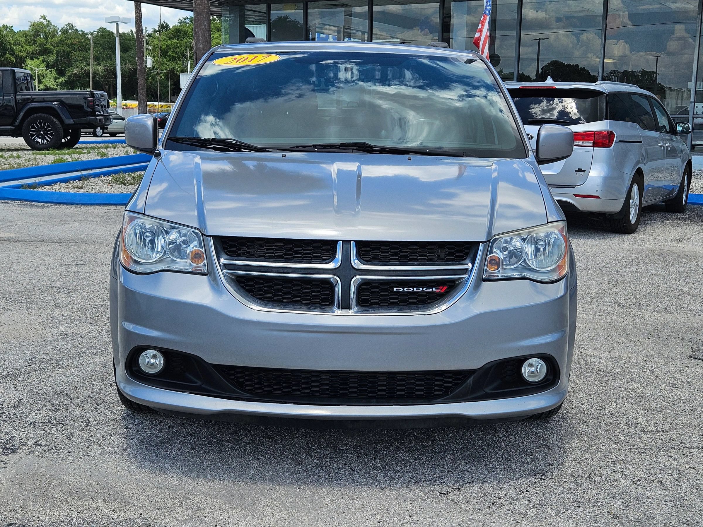 Used 2017 Dodge Grand Caravan SXT FWD image 2