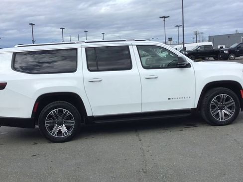 Used 2024 Jeep Wagoneer L Series II w/ Flexible Seating Group image 9