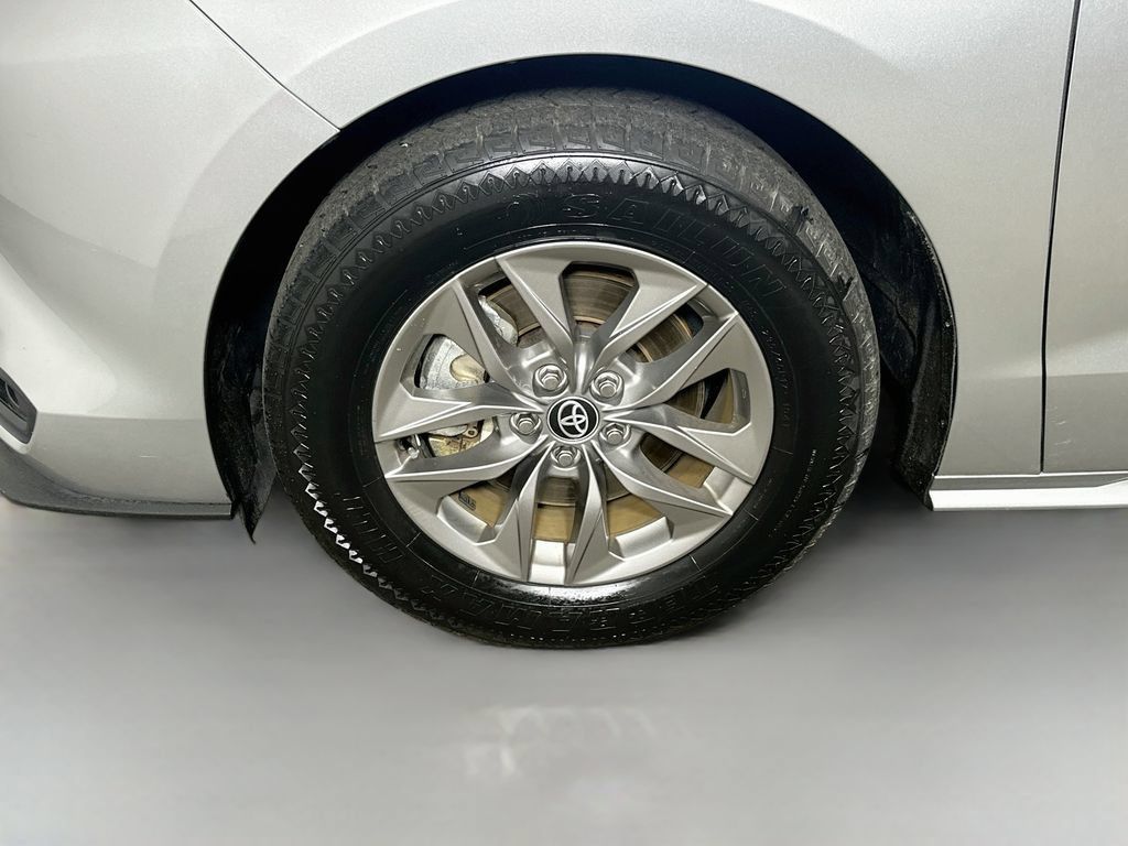 Used 2024 Toyota Sienna LE FWD image 8