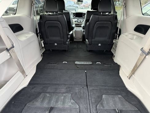 Used 2023 Chrysler Pacifica Touring-L image 17