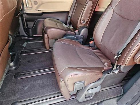 Used 2024 Toyota Sienna Platinum FWD image 17