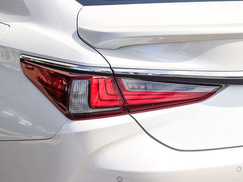 Used 2025 Lexus ES 300h w/ Premium Package FWD image 9