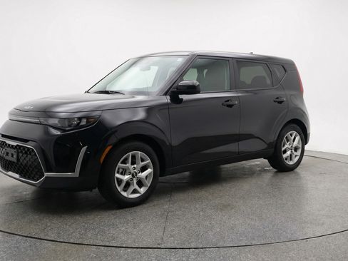 Used 2025 Kia Soul LX w/ LX Technology Package FWD image 3