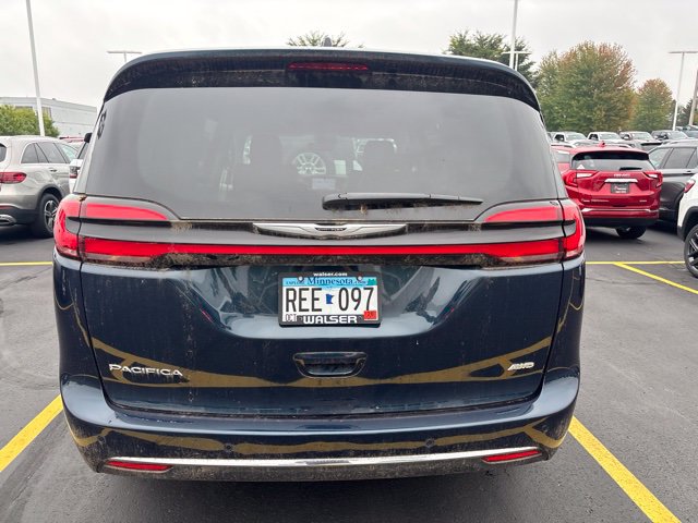 Used 2024 Chrysler Pacifica Touring-L AWD/4WD image 3
