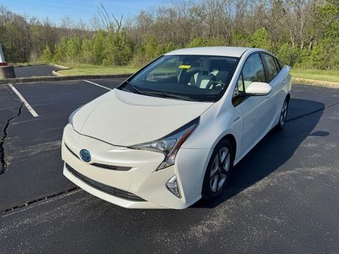 Used 2016 Toyota Prius Three Touring image 4