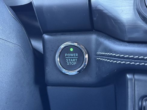 Used 2025 Ford F150 Lightning Platinum image 21