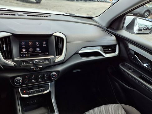 Used 2024 GMC Terrain SLE FWD image 4