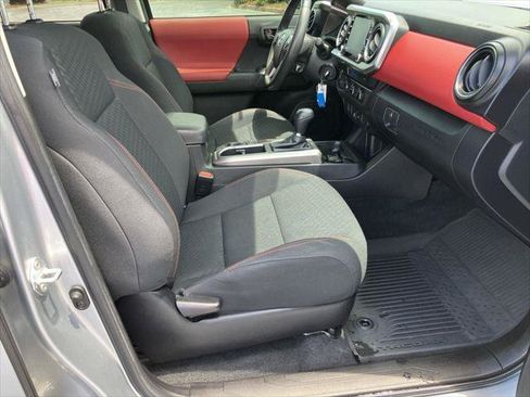 Certified 2022 Toyota Tacoma SR5 AWD/4WD image 34
