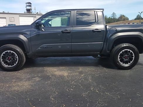 Used 2025 Toyota Tacoma TRD Off-Road image 15