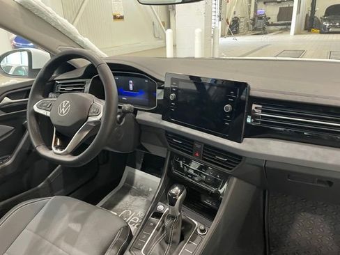 Certified 2025 Volkswagen Jetta SE FWD image 21