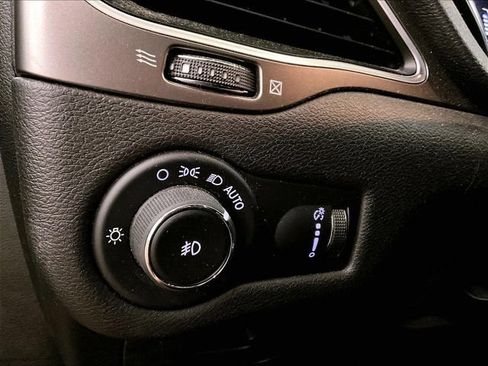 Used 2019 Jeep Cherokee Latitude w/ Cold Weather Group AWD/4WD image 30