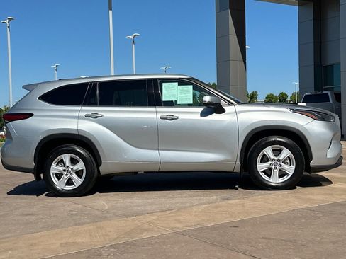 Used 2022 Toyota Highlander LE AWD/4WD image 3