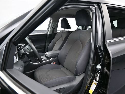 Used 2023 Toyota Highlander L image 10