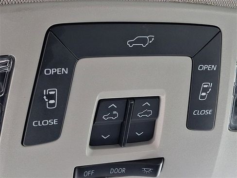 Used 2024 Toyota Sienna XLE image 29