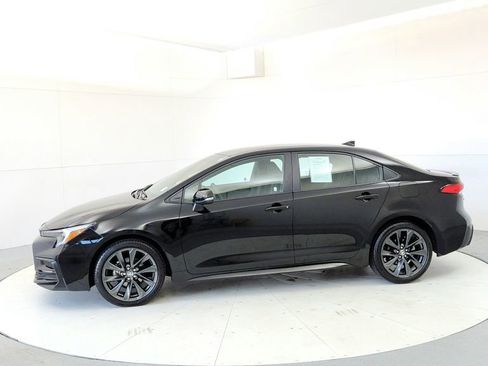 Used 2024 Toyota Corolla SE FWD image 3