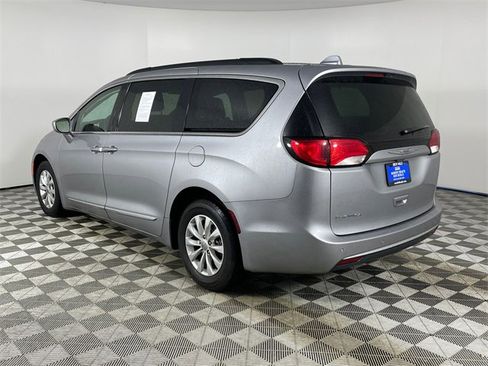 Used 2017 Chrysler Pacifica Touring-L image 14