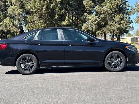 Used 2024 Volkswagen Jetta SE FWD image 3