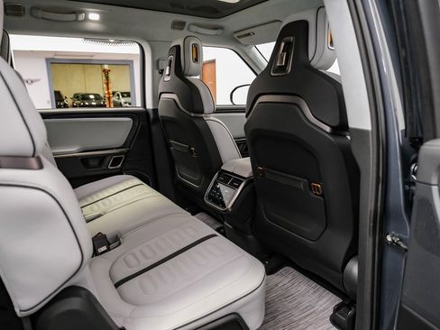 Used 2023 Rivian R1S Adventure image 37