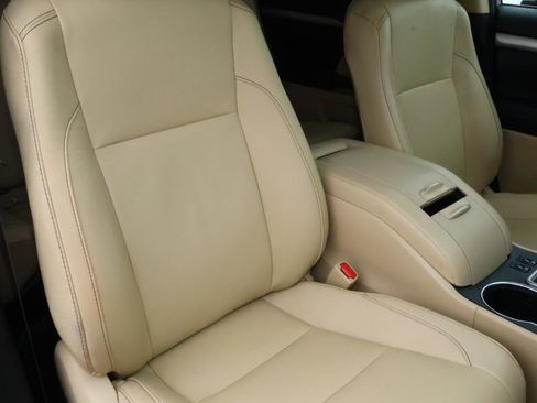Used 2019 Toyota Highlander XLE image 18