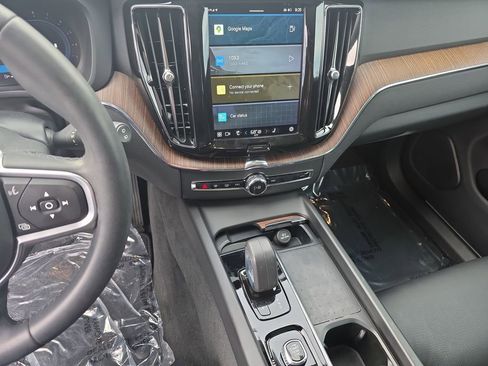 Used 2022 Volvo XC60 B5 Momentum w/ Climate Package image 32