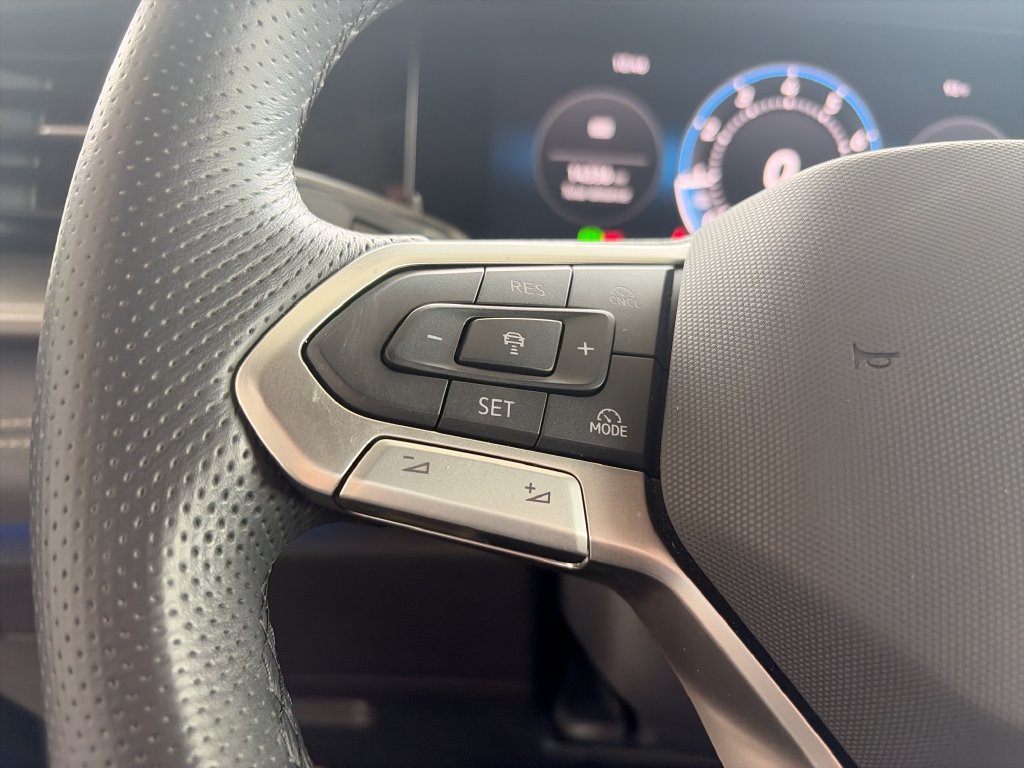 Certified 2025 Volkswagen Tiguan SE R-Line FWD image 15