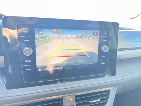 Certified 2025 Volkswagen Taos SE image 23