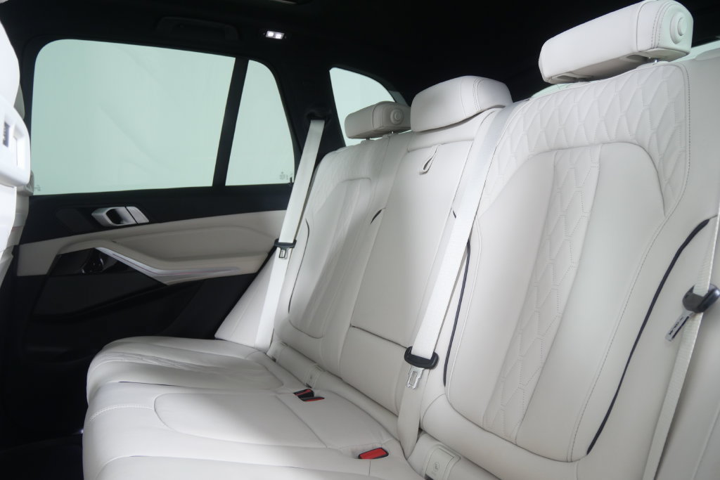 Used 2019 BMW X5 xDrive40i w/ M Sport Package AWD/4WD image 16